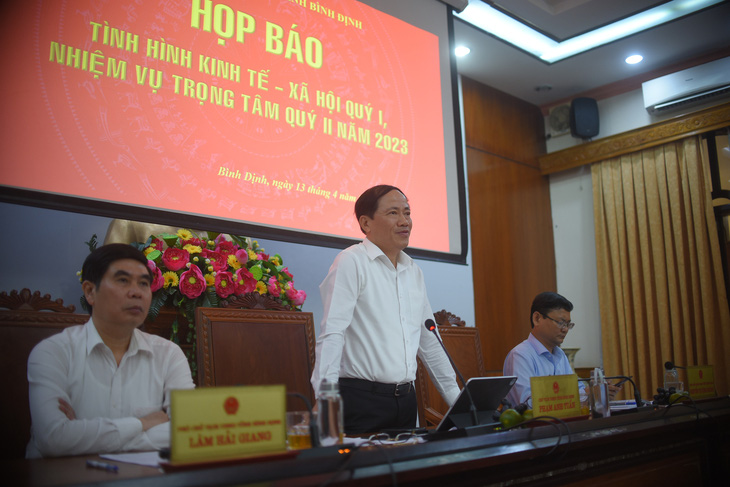 Ông Phạm Anh Tuấn (giữa), chủ tịch UBND tỉnh Bình Định, trả lời các câu hỏi của báo chí tại buổi họp báo - Ảnh: LÂM THIÊN