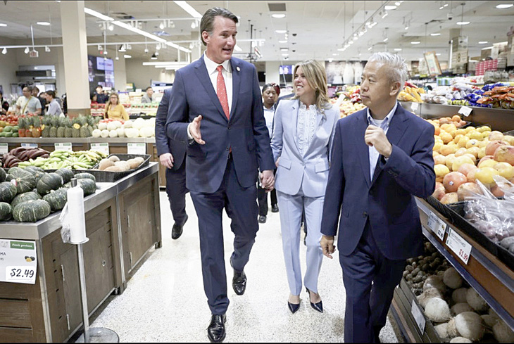 Thống đốc bang Virginia Glenn Youngkin cùng vợ Suzanne đi vào siêu thị H Mart trong lúc gặp gỡ các lãnh đạo cộng đồng gốc Á vào ngày 6-4 tại TP Fairfax, bang Virginia, Mỹ - Ảnh: AFP