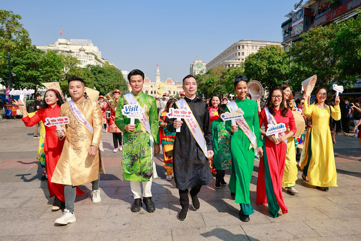 Các đại sứ cùng hàng ngàn người tham gia diễu hành áo dài trên đường đi bộ Nguyễn Huệ - Ảnh: BTC