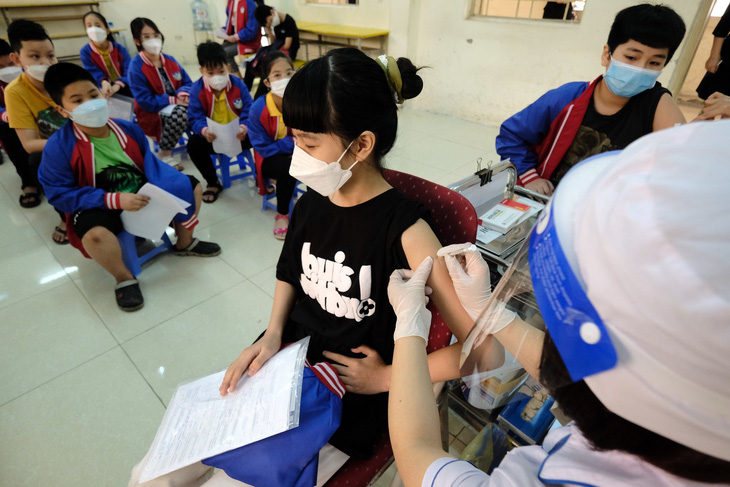 Người dân Hà Nội muốn tiêm vắc xin COVID-19, tìm mỏi mắt - Ảnh 1.