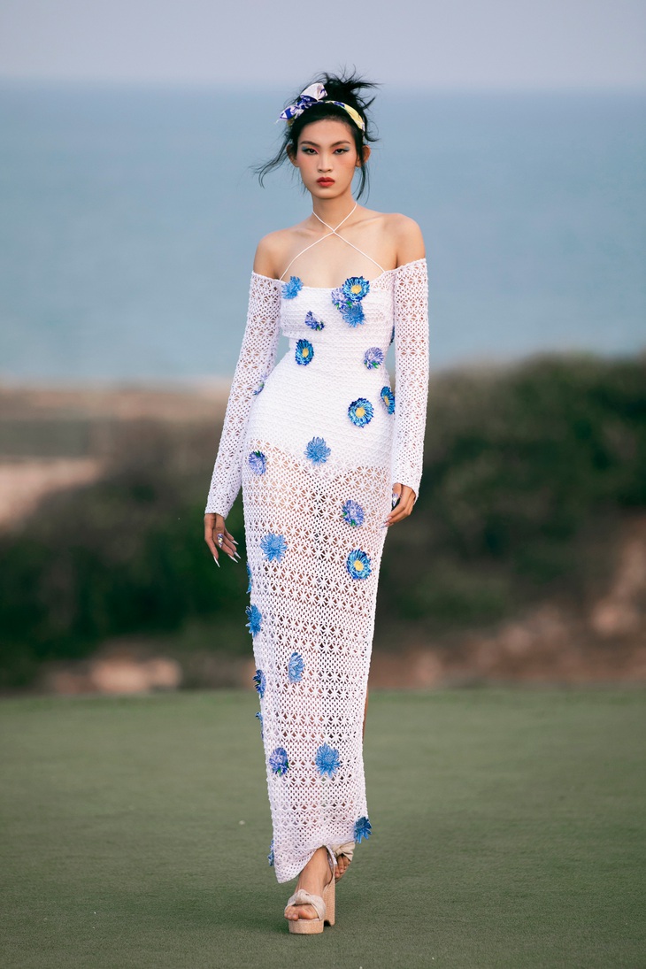 Adrian Anh Tuấn đưa họa tiết gốm sứ Bát Tràng vào thiết kế mới - Ảnh 5. Mẫu thiết kế với điểm nhấn là bông hoa được kết thủ công