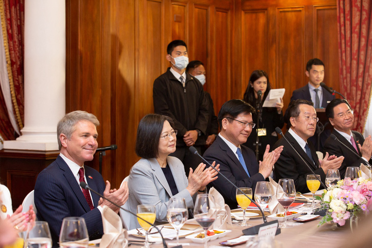 Nhà lãnh đạo Đài Loan Thái Anh Văn (thứ 2 từ trái qua) và Chủ tịch Ủy ban Đối ngoại Hạ viện Mỹ Michael McCaul (đầu tiên từ trái qua) cùng ăn trưa ở Đài Bắc, Đài Loan, trong ảnh tài liệu được công bố hôm 8-4 - Ảnh: REUTERS