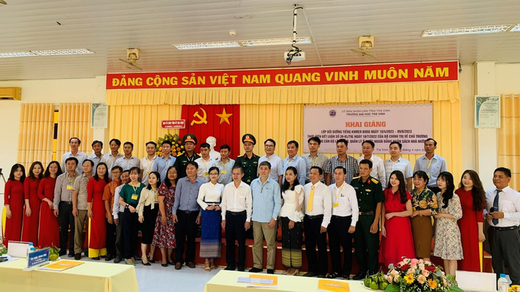 Các học viên lớp bồi dưỡng tiếng Khmer chụp hình lưu niệm - Ảnh: trường cung cấp