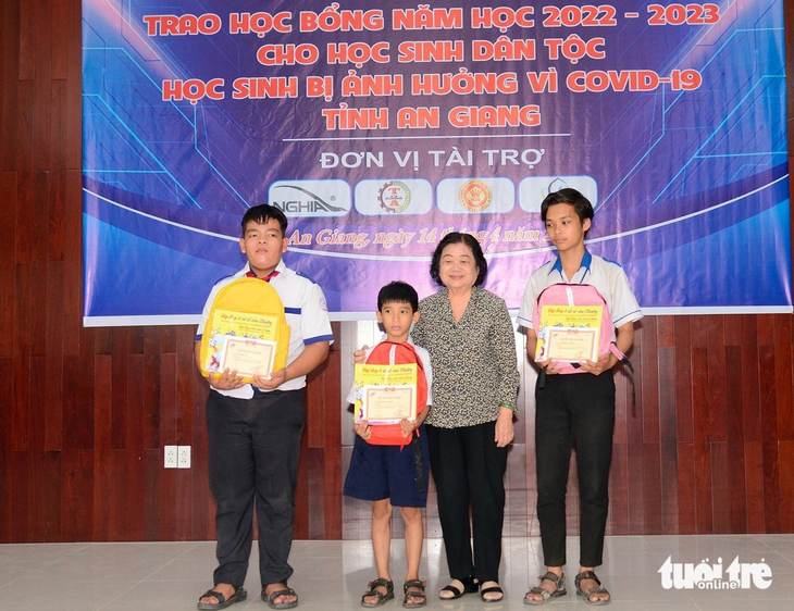 Trao tặng 53 suất học bổng Vừ A Dính cho học sinh Khmer - Ảnh 1.