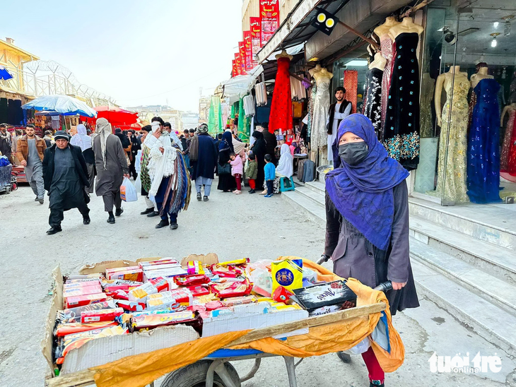 Những cô gái che mặt, bán hàng trên phố Kabul Ảnh TRUNG NGHĨA