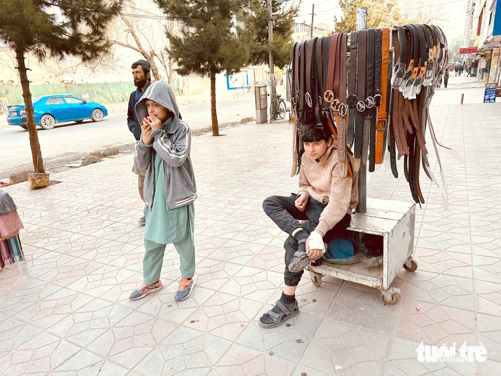 Rất nhiều trẻ em Afghanistan ra đường mưu sinh - Ảnh: TRUNG NGHĨA