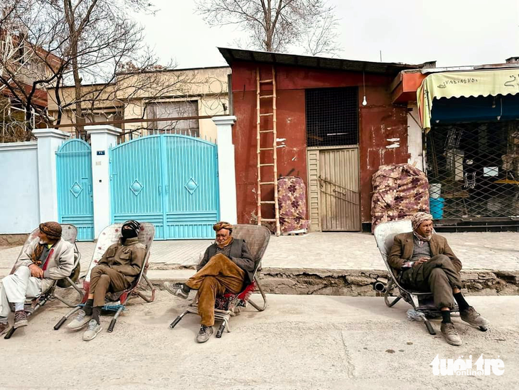 Các cụ già ngồi trên xe cút kít đợi gọi việc ở Kabul Ảnh TRUNG NGHĨA