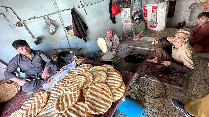Trong tiệm nướng bánh mì dẹp kiểu Afghanistan - Ảnh TRUNG NGHĨA