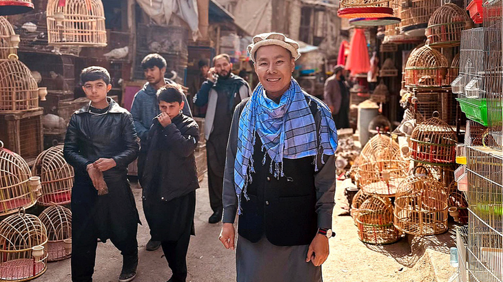 Tác giả ở chợ chim Kabul thu hút nhiều du khách - Ảnh: L.K.G
