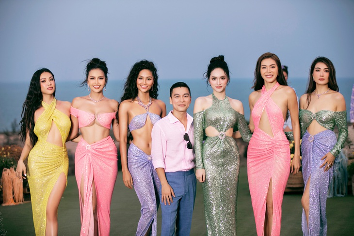 Adrian Anh Tuấn đưa họa tiết gốm sứ Bát Tràng vào thiết kế mới - Ảnh 9. Nhà thiết kế Adrian Anh Tuấn (giữa) cùng các người đẹp