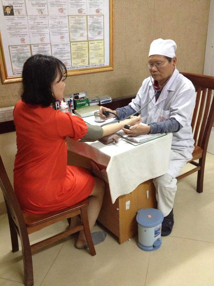 GS.TS Nguyễn Văn Đề thăm khám cho bệnh nhân - Ảnh: HÀ LINH