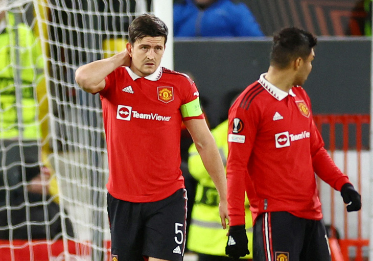 Harry Maguire (trái) là người phản lưới trong những phút bù giờ - Ảnh: REUTERS