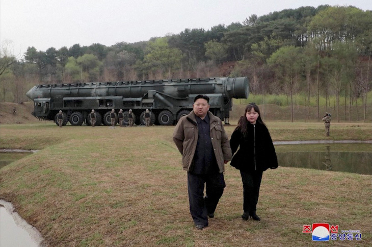 Triều Tiên phóng tên lửa nhiên liệu rắn, phô diễn năng lực phản công hạt nhân - Ảnh 2.