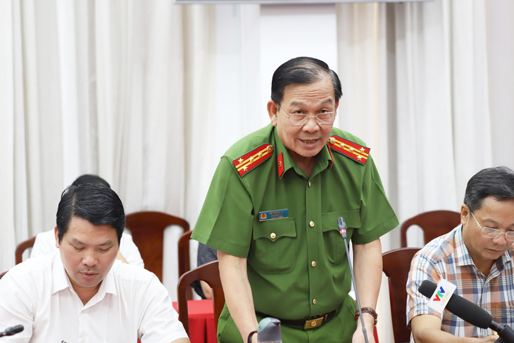 Đại tá Hồ Trung Lập thông tin với báo chí vụ 2 cán bộ trại tạm giam Long Tuyền bị bắt - Ảnh: CHÍ QUỐC