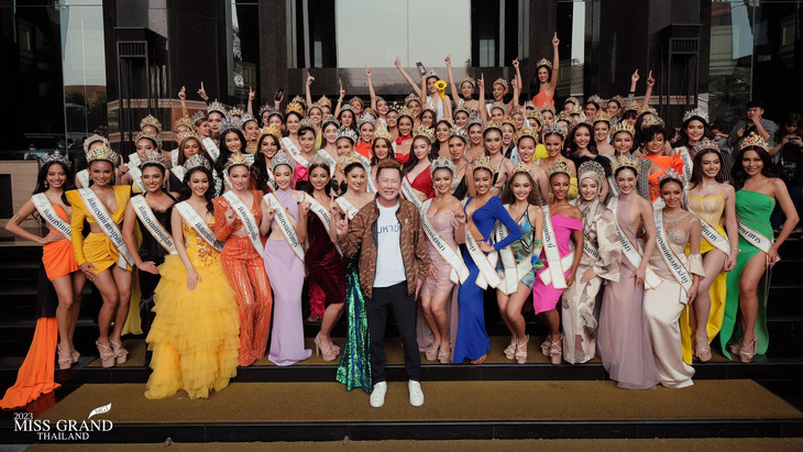 77 thí sinh đội vương miện danh dự, gây cảm giác vương miện mất giá trị - Ảnh: Fanpage Miss Grand Thailand