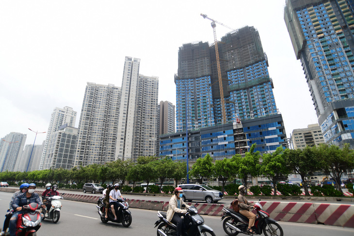 Dự án bất động sản được xây dựng trên xa lộ Hà Nội, TP Thủ Đức,TP.HCM (ảnh chụp trưa 11-4) - Ảnh: QUANG ĐỊNH