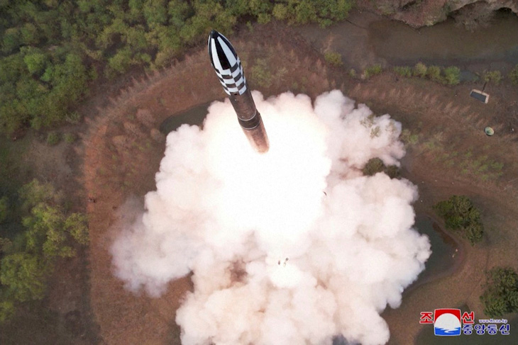 Triều Tiên phóng tên lửa nhiên liệu rắn, phô diễn năng lực phản công hạt nhân - Ảnh 1.