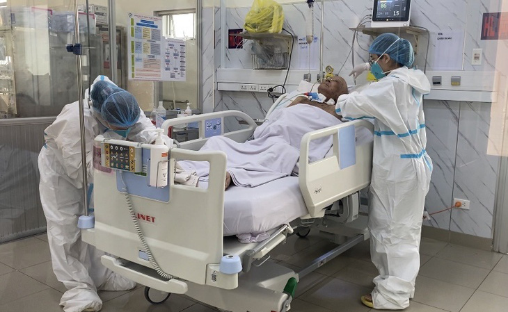 Bệnh nhân COVID-19 điều trị tại khoa Nhiễm D Bệnh viện Bệnh nhiệt đới (TP.HCM) - Ảnh: XUÂN MAI 