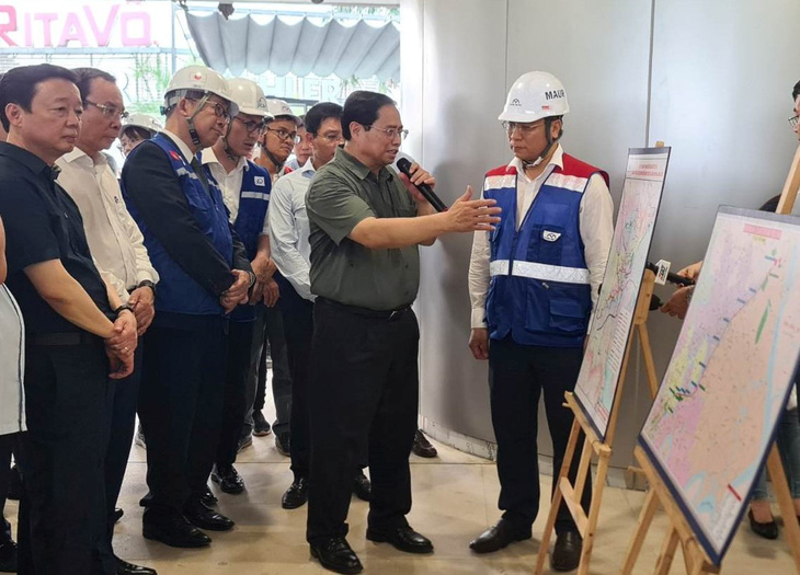 Đoàn công tác Thủ tướng tìm hiểu tàu metro số 1 ngày 15-4 - Ảnh: Ban Quản lý đường sắt đô thị TP.HCM
