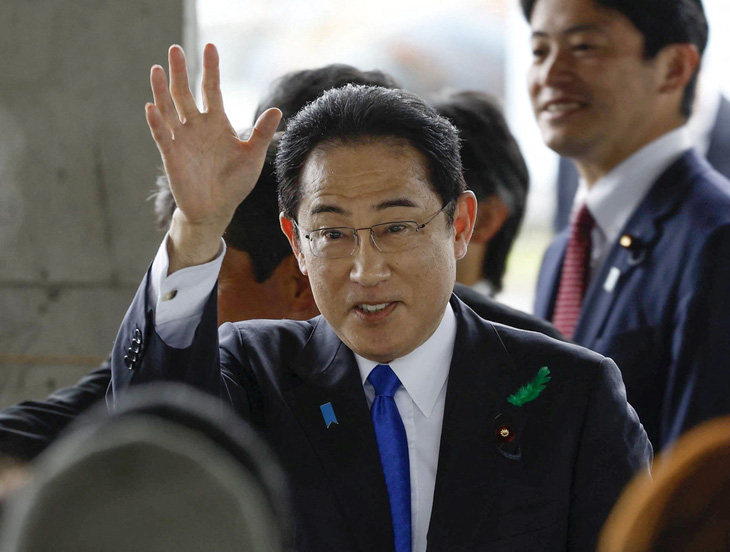 Thủ tướng Nhật bị ném bom khói khi phát biểu ngoài trời - Ảnh 3.