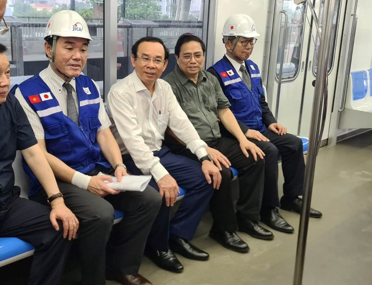 Đoàn công tác Thủ tướng đi trên tàu metro số 1 ngày 15-4 - Ảnh: Ban Quản lý đường sắt đô thị TP.HCM