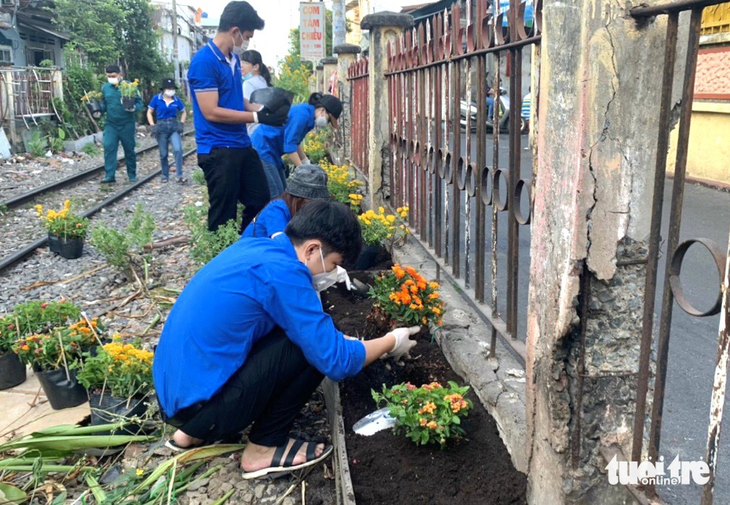 Hưởng ứng ngày Chủ Nhật Xanh, đoàn viên thanh niên phường 10, quận Phú Nhuận đã lắp đặt bồn gỗ, trồng hoa dọc tuyến đường sắt - Ảnh: DIỄM PHÚC