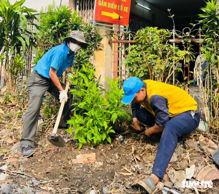 Trước thực trạng tuyến đường sắt là khu vực thường xuyên bị người đi đường, khách vãng lai mang rác đến thải bỏ, hộ dân sinh sống gần khu vực tập kết các vật dụng bên trong hành lang an toàn đường sắt, phơi phóng quần áo, treo rác bịch, UBND phường 9 đã ra quân thực hiện mô hình trồng hoa dọc tuyến - Ảnh: XUÂN PHÚC