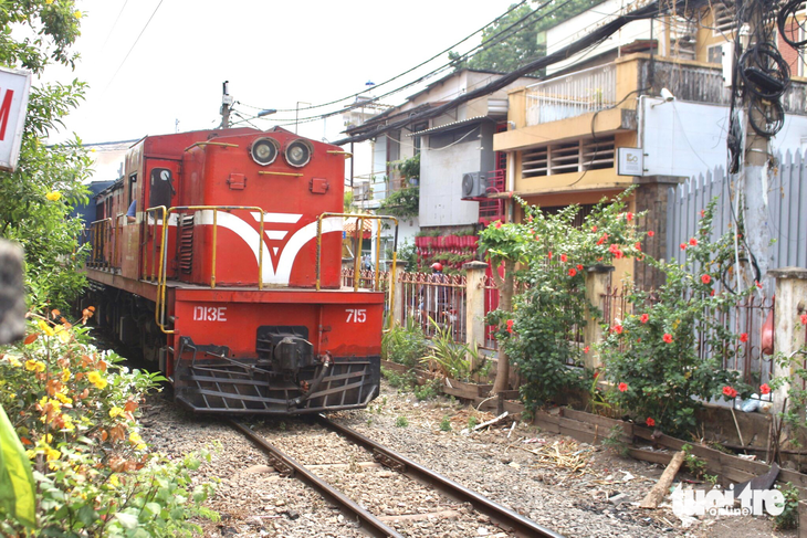 Trước đây là một điểm đen về rác, nhưng hiện nay tuyến đường sắt qua dọc đường Mai Văn Ngọc (phường 10, quận Phú Nhuận) đã được vệ sinh, thu gom rác và trồng mới 100 cây hoa nhỏ và 10 cây doa dâm bụt - Ảnh: LƯU DUYÊN