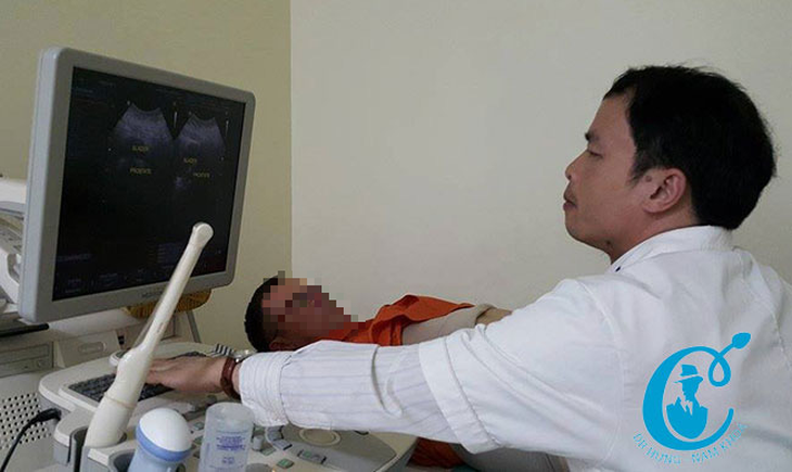 Bác sĩ Nguyễn Bá Hưng thăm khám cho một bệnh nhân người nước ngoài