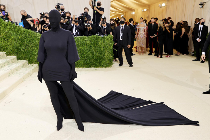 Kim Kardashian vẫn dự Met Gala 2023 hậu chỉ trích phá nát váy 60 năm tuổi của Marilyn Monroe - Ảnh 6.