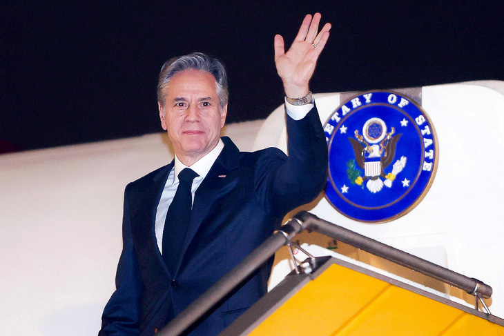 Ngoại trưởng Antony Blinken vẫy tay chào các quan chức Việt Nam và Mỹ đón ông tại sân bay Nội Bài tối 14-4 - Ảnh: NGUYỄN KHÁNH