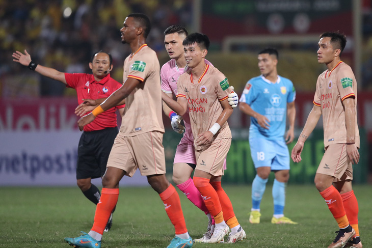 Văn Đô (thứ 3, từ trái sang) ghi bàn thứ 3 tại V-League 2023 - Ảnh: MINH ĐỨC