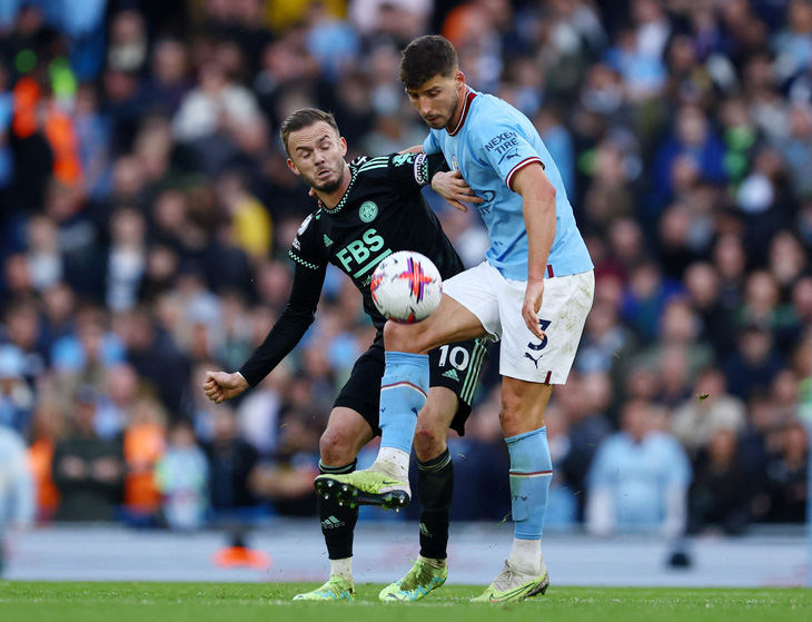Man City áo xanh tỏ ra quá mạnh so với Leicester đang ở đáy bảng - Ảnh: REUTERS