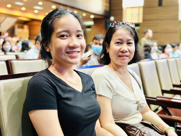 Hai mẹ con chị Ngô Thị Hòa tham gia chương trình tư vấn dành cho phụ huynh vào sáng 16-4 - Ảnh: M.G.