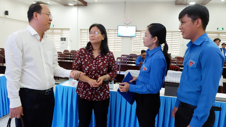 Phó bí thư Thành ủy TP.HCM Nguyễn Hồ Hải (bìa trái) trao đổi cùng các đại biểu và bạn trẻ tại buổi sơ kết ngày 15-4 - Ảnh: K.ANH