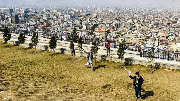 Trẻ em chơi diều trên đồi Wazir Akbar Khan (Kabul)