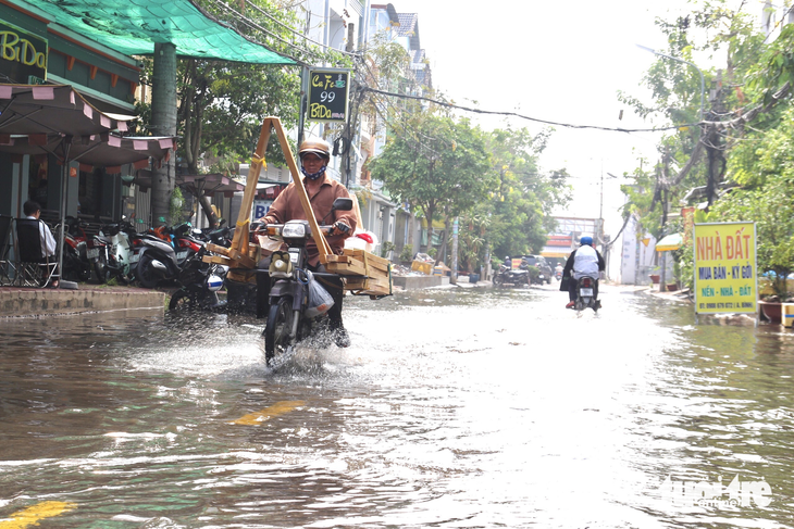 13 tiếng sau mưa, khu dân cư ở Bình Chánh vẫn ngập lai láng - Ảnh 2.