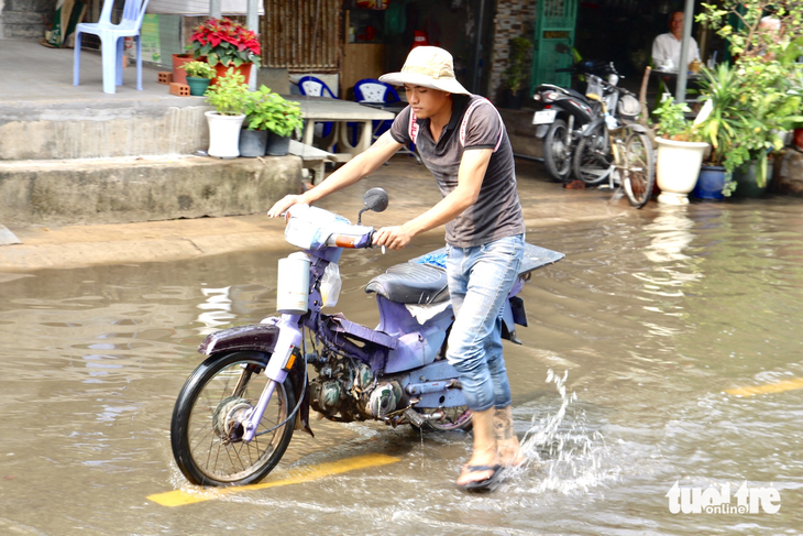 13 tiếng sau mưa, khu dân cư ở Bình Chánh vẫn ngập lai láng - Ảnh 4.