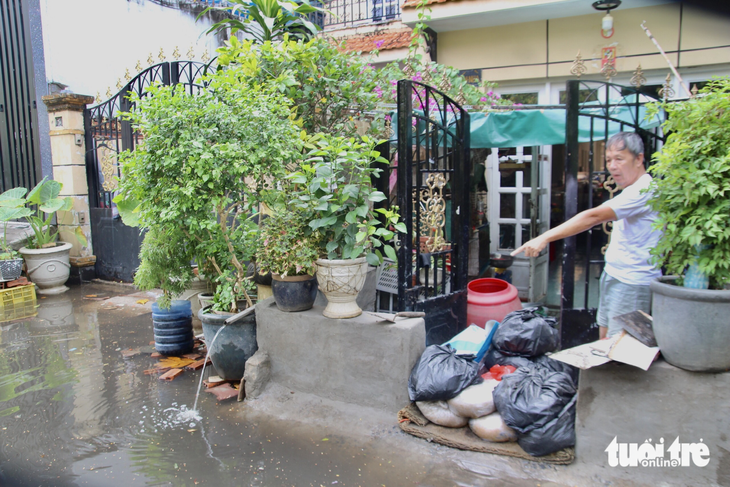 13 tiếng sau mưa, khu dân cư ở Bình Chánh vẫn ngập lai láng - Ảnh 5.