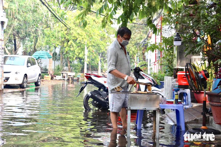 13 tiếng sau mưa, khu dân cư ở Bình Chánh vẫn ngập lai láng - Ảnh 6.