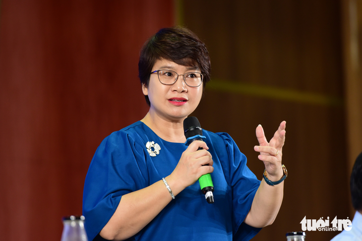 Bà Nguyễn Thu Thủy - vụ trưởng Vụ Giáo dục đại học - Bộ Giáo dục và đào tạo - tư vấn cho phụ huynh - Ảnh: DUYÊN PHAN