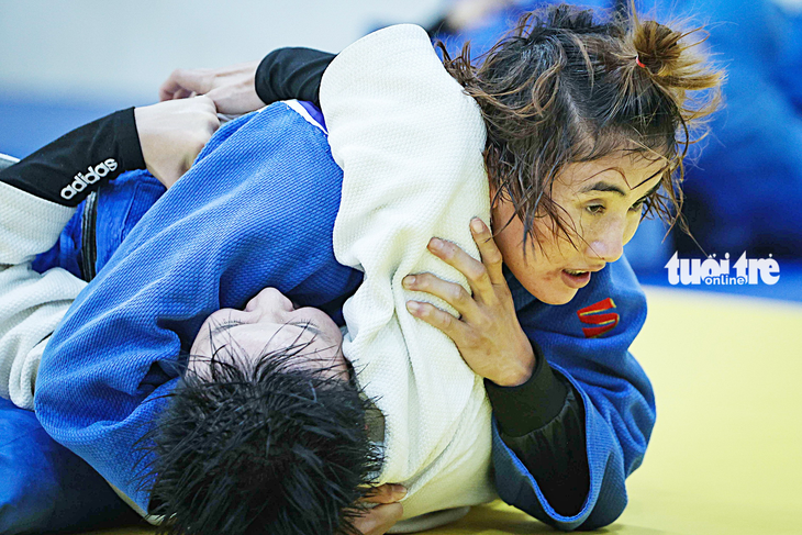Các nữ VĐV tuyển judo đang luyện tập thi đấu đối kháng