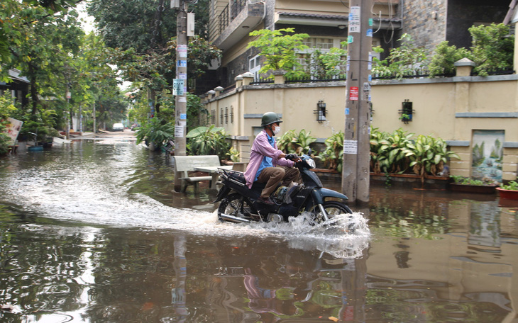 13 tiếng sau mưa, khu dân cư ở Bình Chánh vẫn ngập lai láng