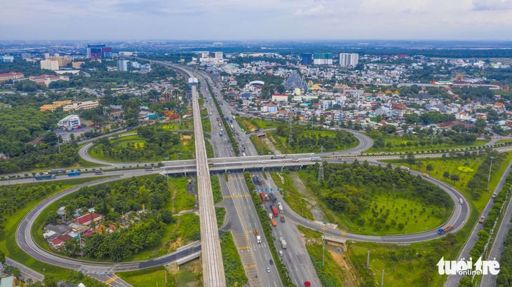 TP.HCM đang rất cần thêm ngân sách để phát triển hạ tầng. Trong ảnh: tuyến metro số 1 Bến Thành - Suối Tiên đang được xây dựng đoạn qua TP Thủ Đức - Ảnh: QUANG ĐỊNH