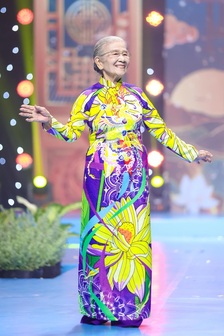 Chất chơi như NSƯT Phi Điểu 91 tuổi vẫn đọ catwalk cùng Đỗ Thị Hà, Khánh Vân - Ảnh 2.
