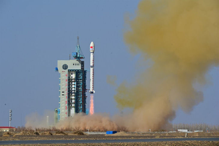 Trung Quốc phóng tên lửa thời tiết, mảnh vỡ rơi gần Đài Loan - Ảnh 1.