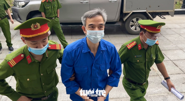Sáng nay cựu giám đốc Bệnh viện Tim Hà Nội Nguyễn Quang Tuấn hầu tòa - Ảnh 1.
