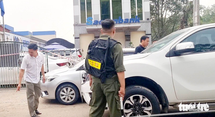 Tới 14h30 chiều 17-4, công an vẫn đang phong tỏa phòng giao dịch của Ngân hàng Sacombank tại huyện Bàu Bàng để làm rõ vụ cướp - Ảnh: BÁ SƠN