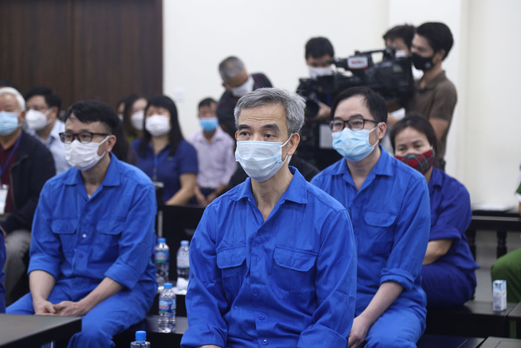 Đang tuyên án cựu giám đốc Bệnh viện Tim Hà Nội Nguyễn Quang Tuấn - Ảnh 2.