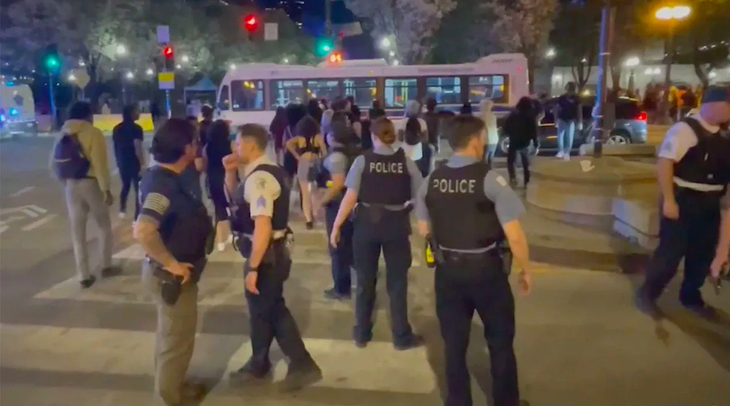 Mỹ: Hàng trăm thanh thiếu niên tràn vào Chicago đập xe, tấn công du khách - Ảnh 1.